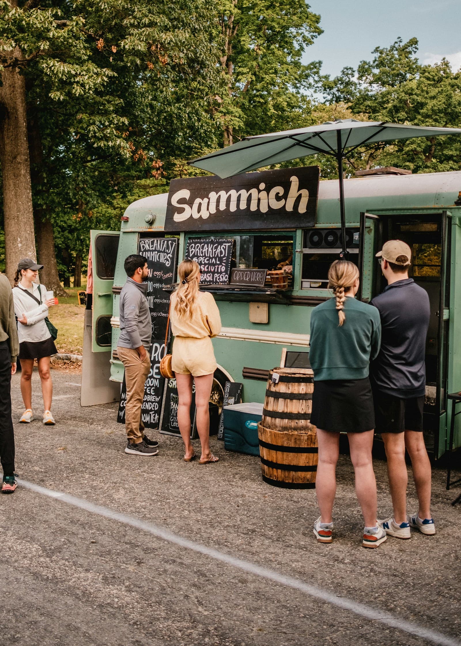 Bakacak Köfte müşterileri food truck önünde