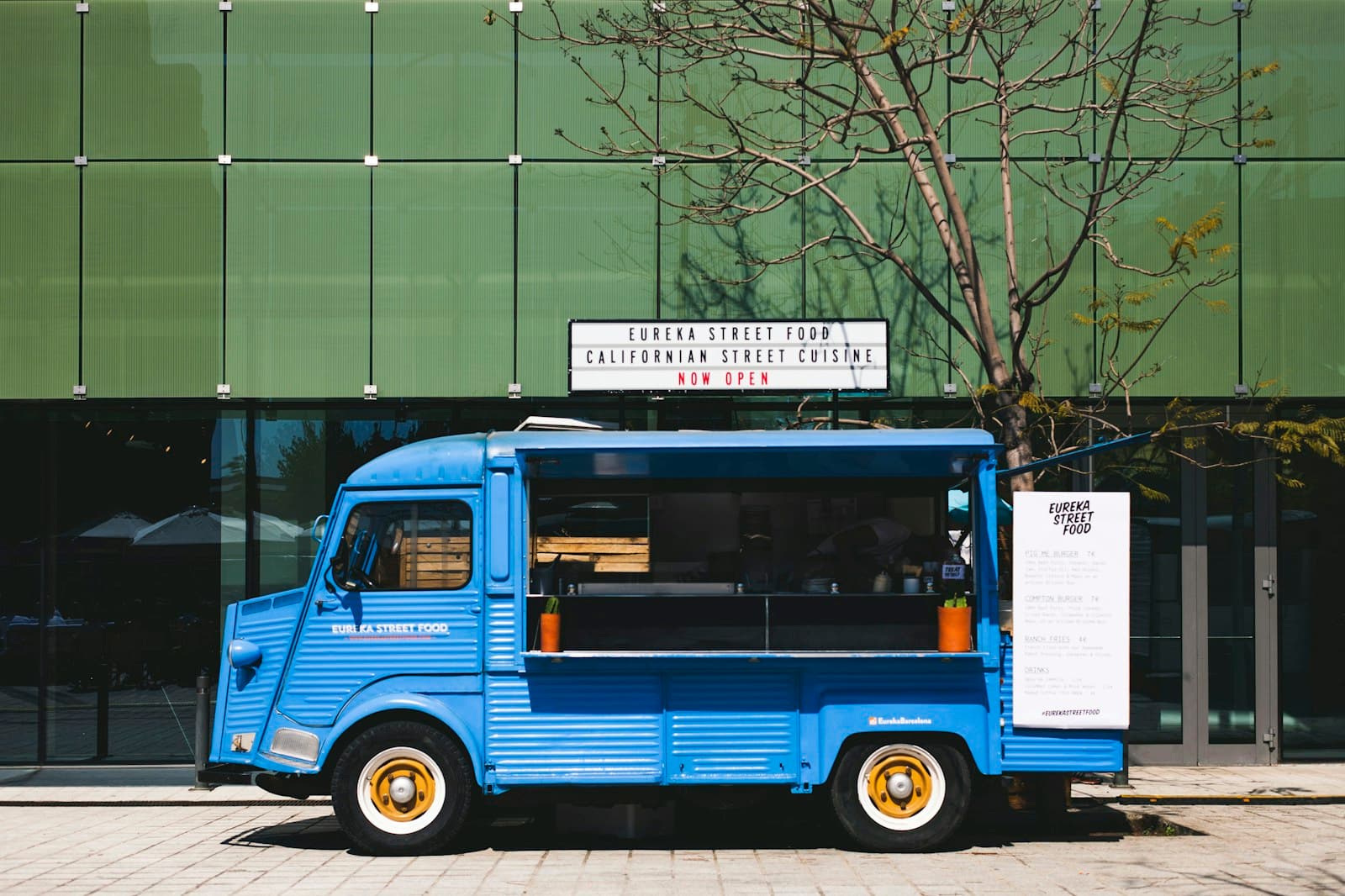 Bakacak Köfte food truck franchise aracı: profesyonel mutfak donanımlı, hazır kurulum ve markalı dış görünüm