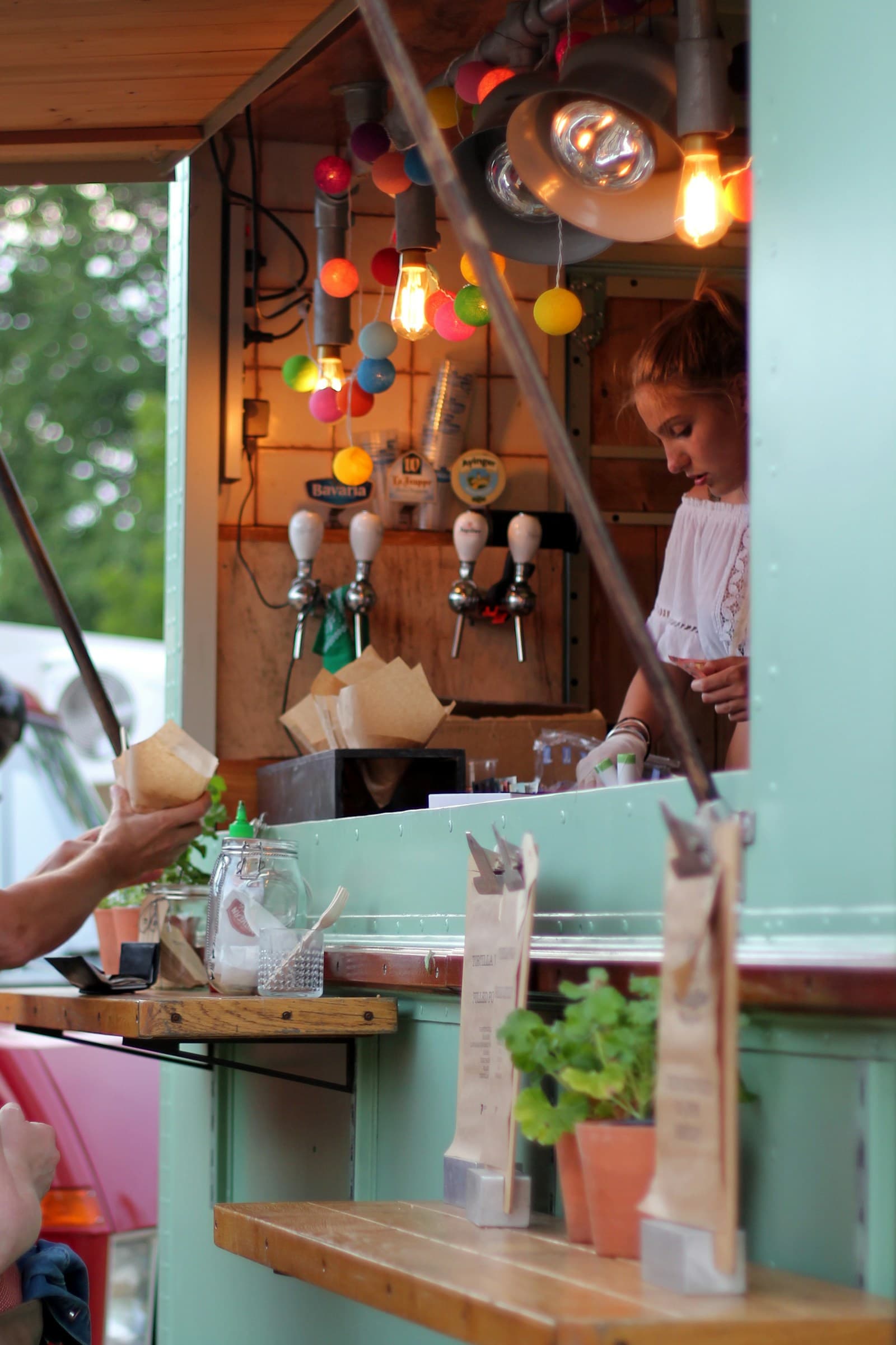 Bakacak Köfte food truck bayisi: müşteri servis penceresinde hazır, hijyenik çalışma ortamı