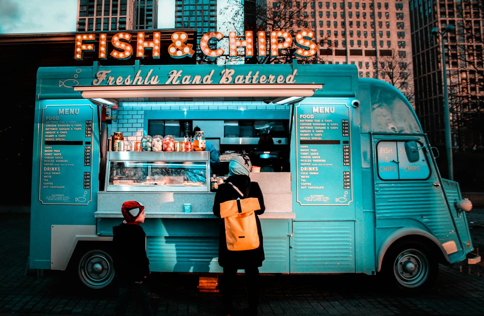 Bakacak Köfte food truck müşteri servisi: hızlı ve sıcak köfte servisi, kalabalık lokasyonda çalışma