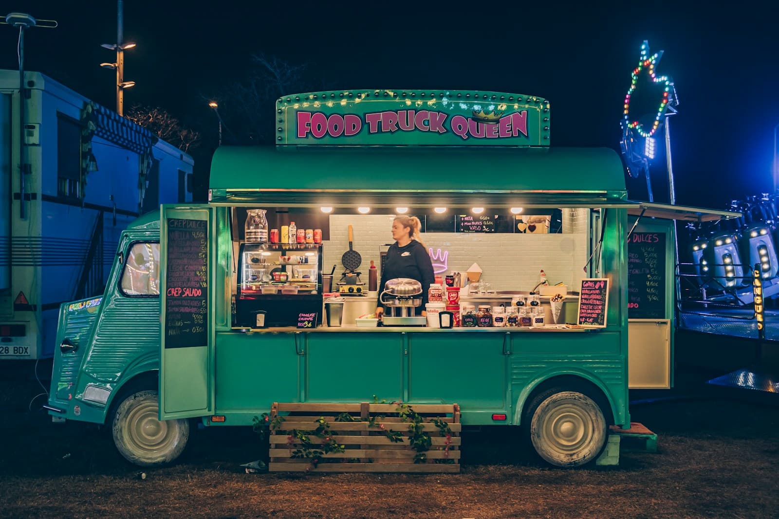 Bakacak Köfte food truck bayilik — gece parkında aydınlatılmış food truck